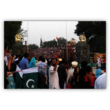 Die spektakuläre Grenzschließungs-Zeremonie, die täglich an der pakistanisch-indischen Grenze bei Wagah stattfindet. Es herrscht eine Atmosphäre wie bei einem Cricket-Match.